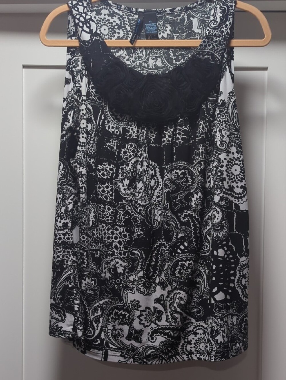 Saint Tropez West Black and White Paisley Sleeveless Top with Rosette Trim - Picture 5 of 6